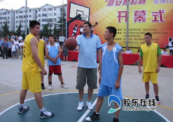 前中国男篮队长,我国著名篮球运动员巩晓彬为