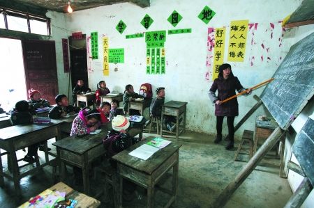 3月11日,白云村小学,孩子们在简陋的教室里上课.记者 邹飞 摄