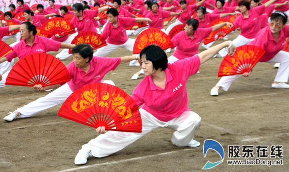 烟台"全民健身日"活动中太极扇表演深受喜爱