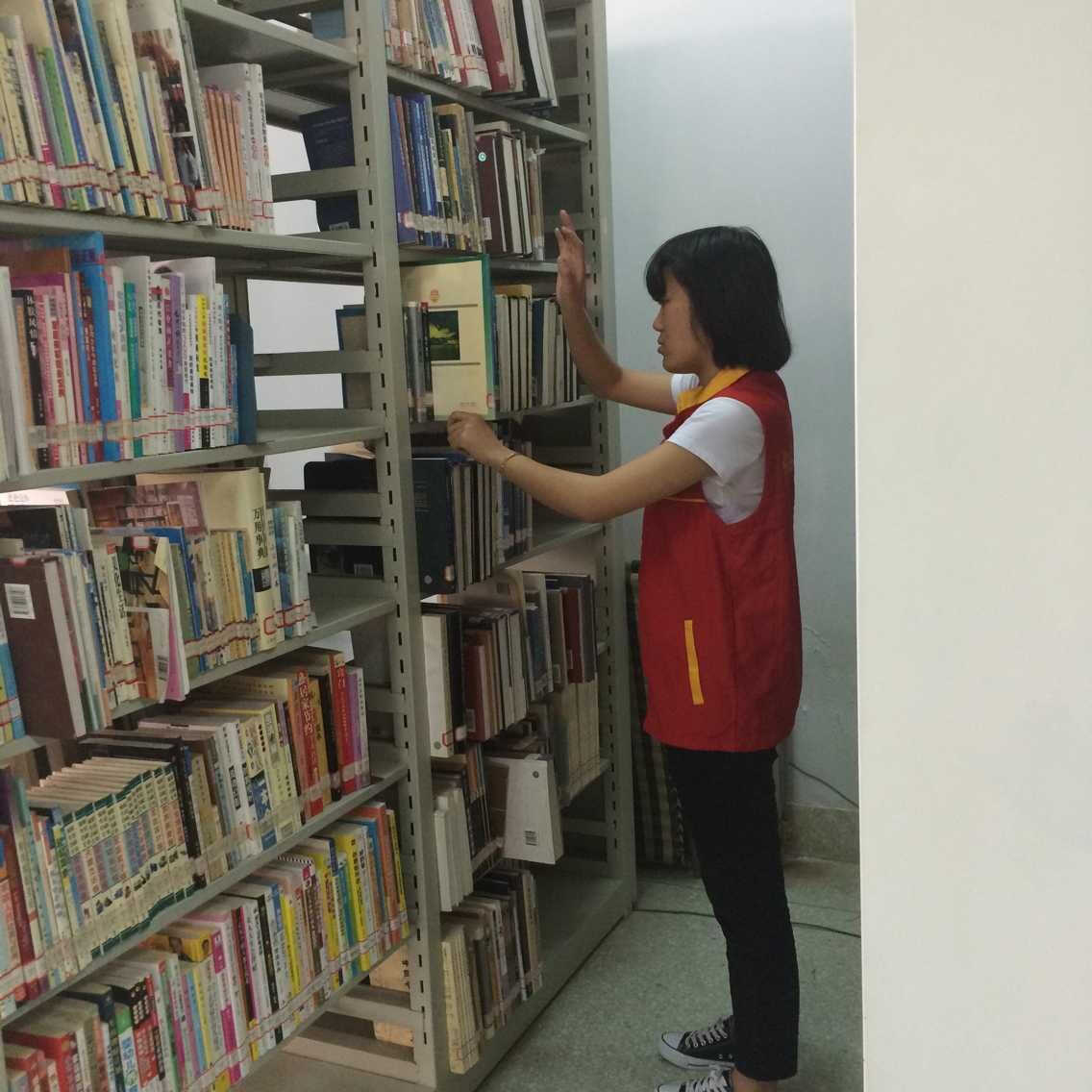 志愿服务传播书香-工商学院志愿者走进烟台图