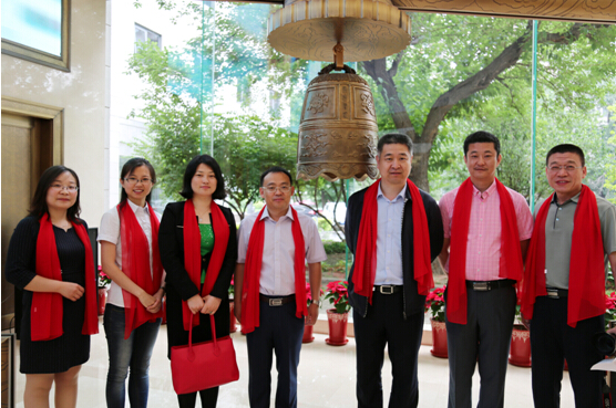 金融办主任荆永杰,区科技创业服务中心主任于红绫,董事长刘文义见证