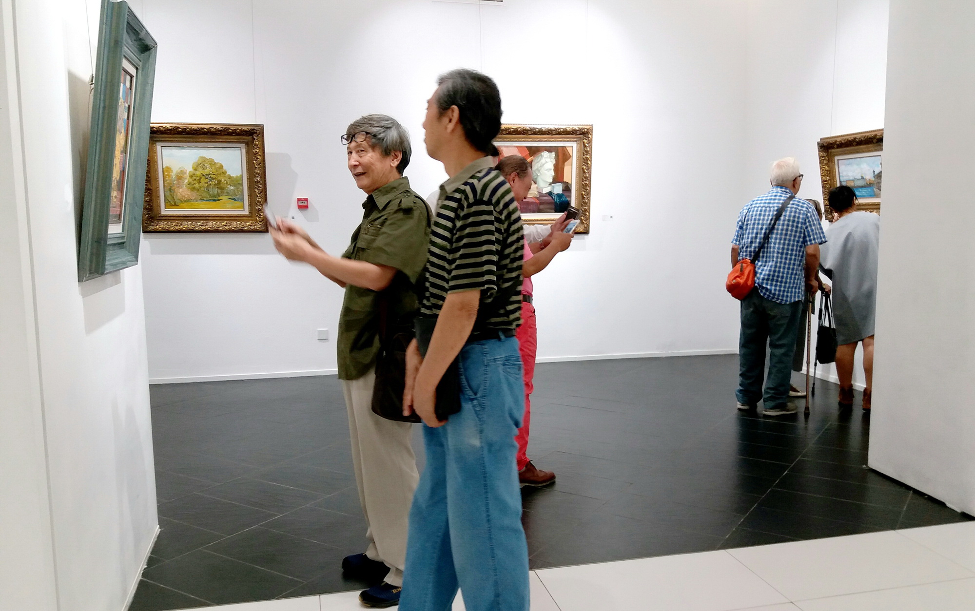 寻路李小淳油画展在烟台美术博物馆开幕