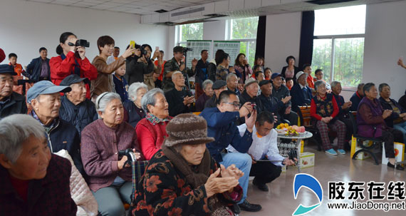 烟台志愿者走进圣莱恩养老院 暖心献爱夕阳老人