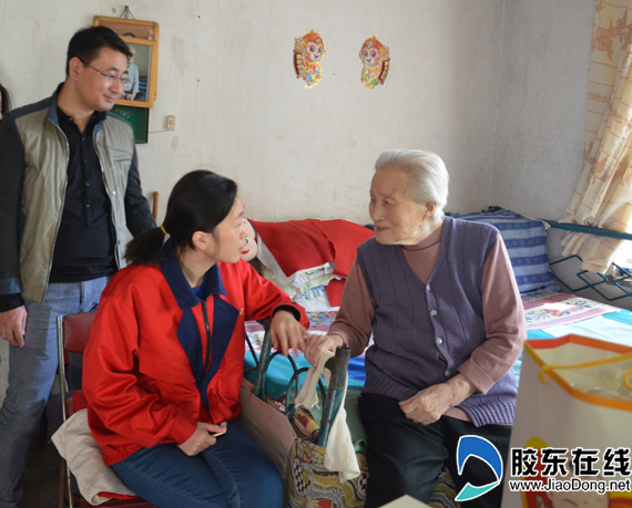重阳佳节 婴儿乐探望孤寡老人结对子送温暖