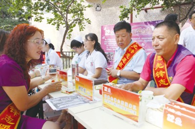 道德模范孔德娟与志愿者在浓情小站广场开展“为民搭建爱心桥”大型公益活动