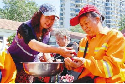 环卫工人在休息室饮茶歇脚