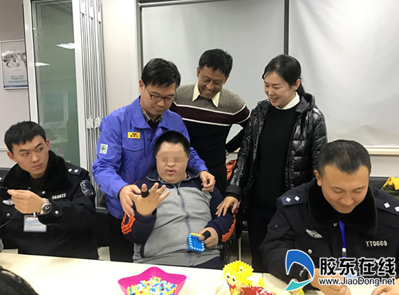 企业员工与孩子们沟通互动,共同制作手工艺品
