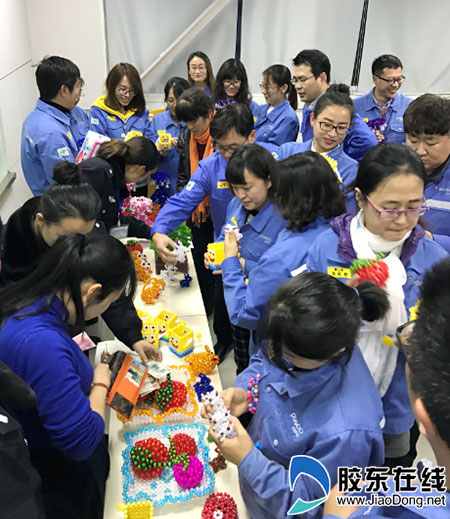企业员工欣赏挑选手工艺品