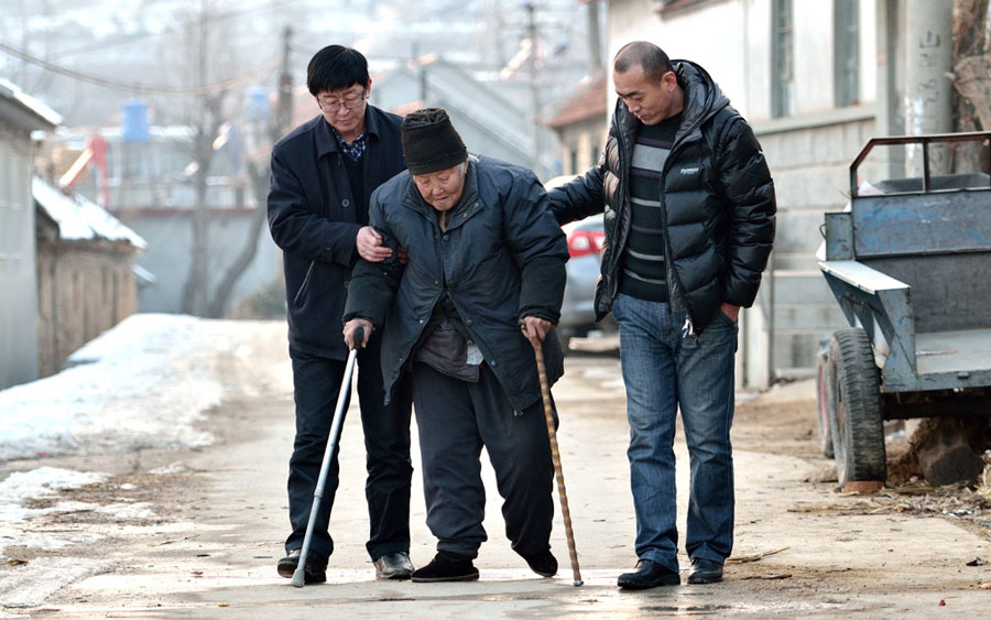 90多歲的奶奶堅持自己一個人生活,春節了,年輕人攙扶90多歲的奶奶回家