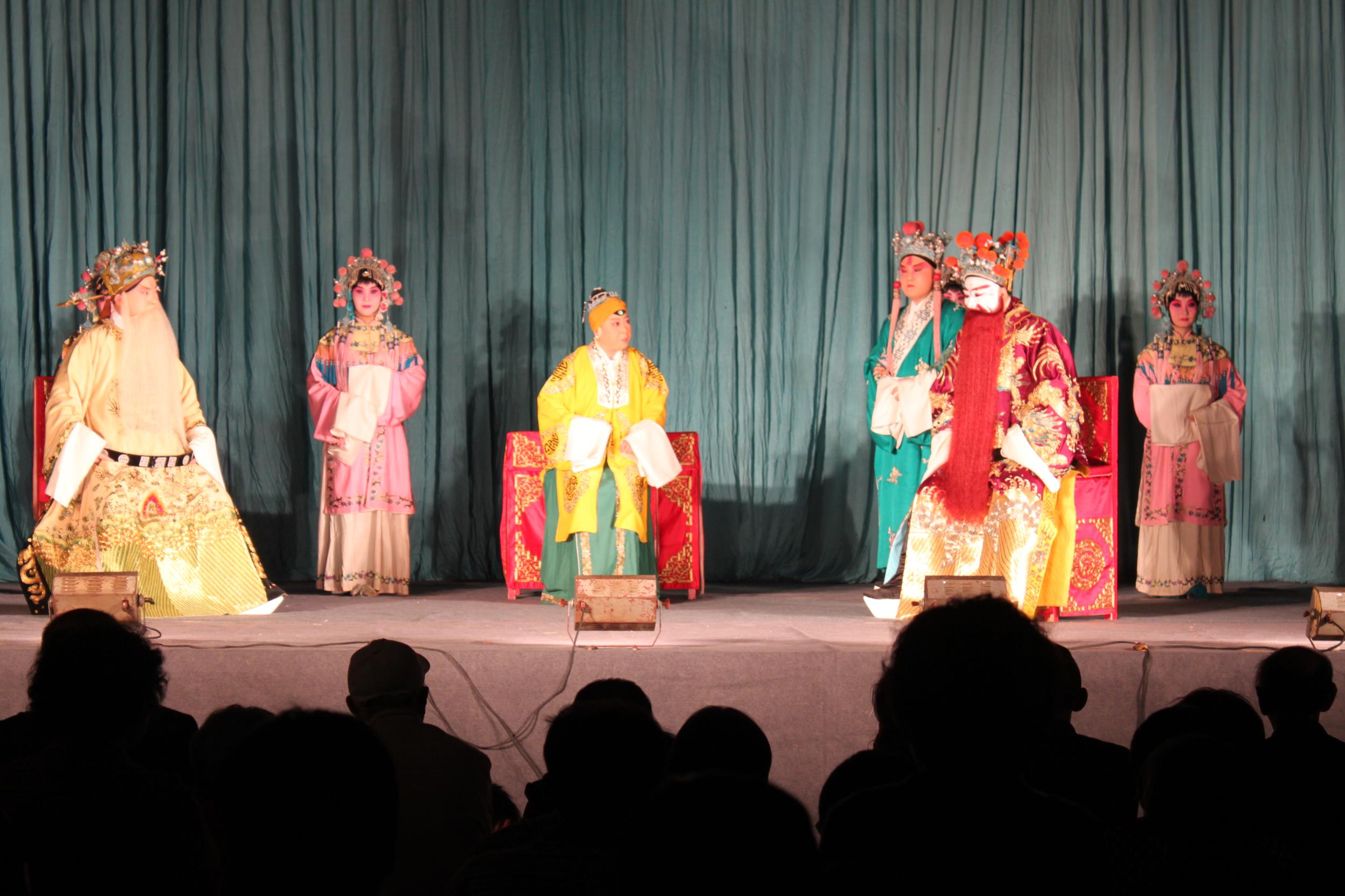 市京剧院冒高温下基层演出