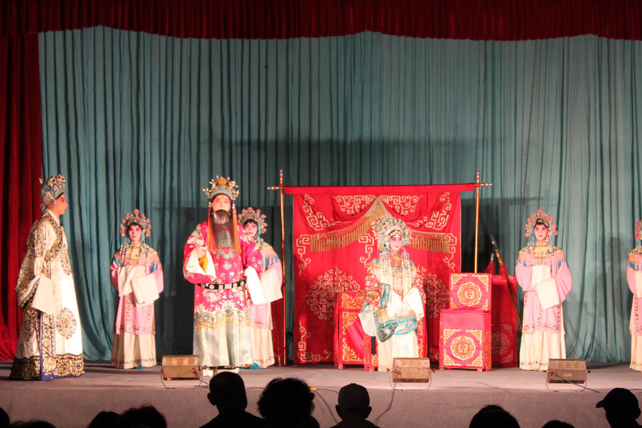 6月3日晚,烟台市京剧院在蓬莱市北沟镇北王绪村演出传统京剧《龙凤