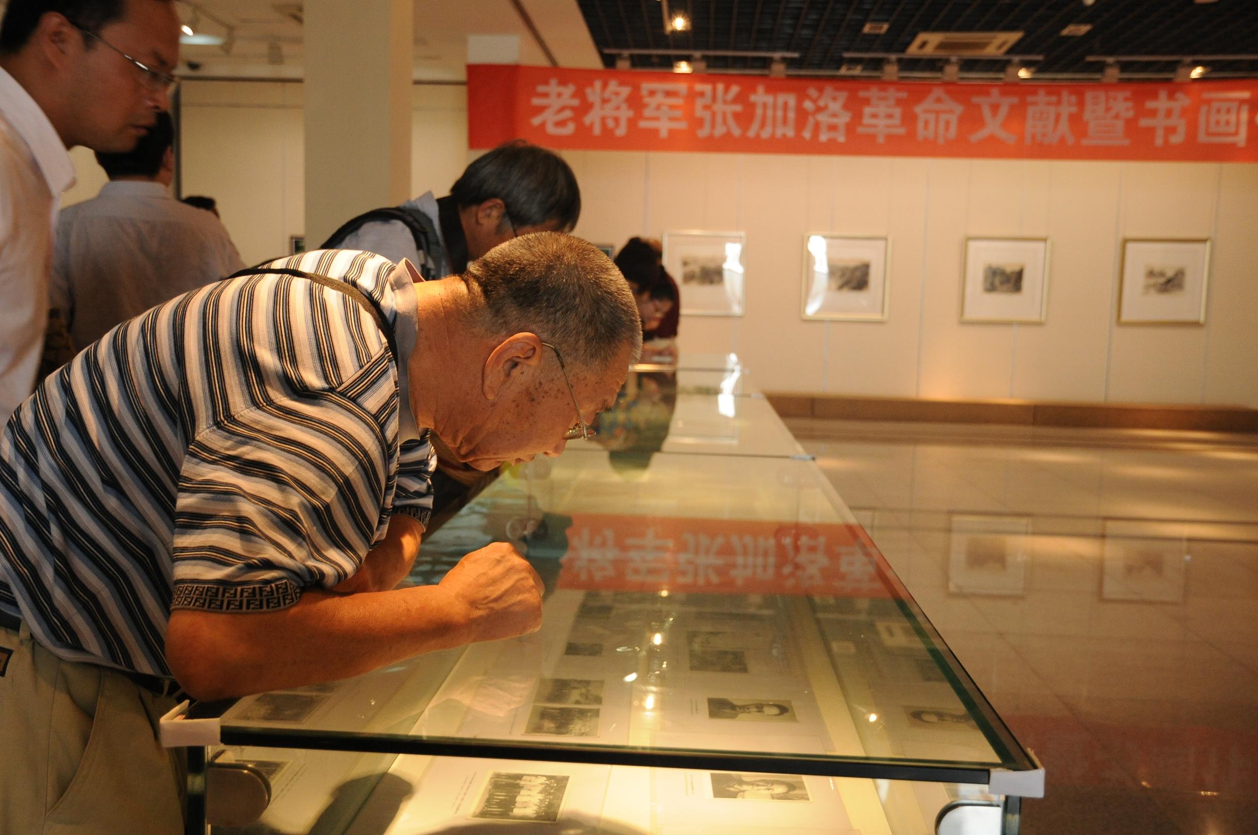 "老将军张加洛革命文献暨书画作品展"开幕