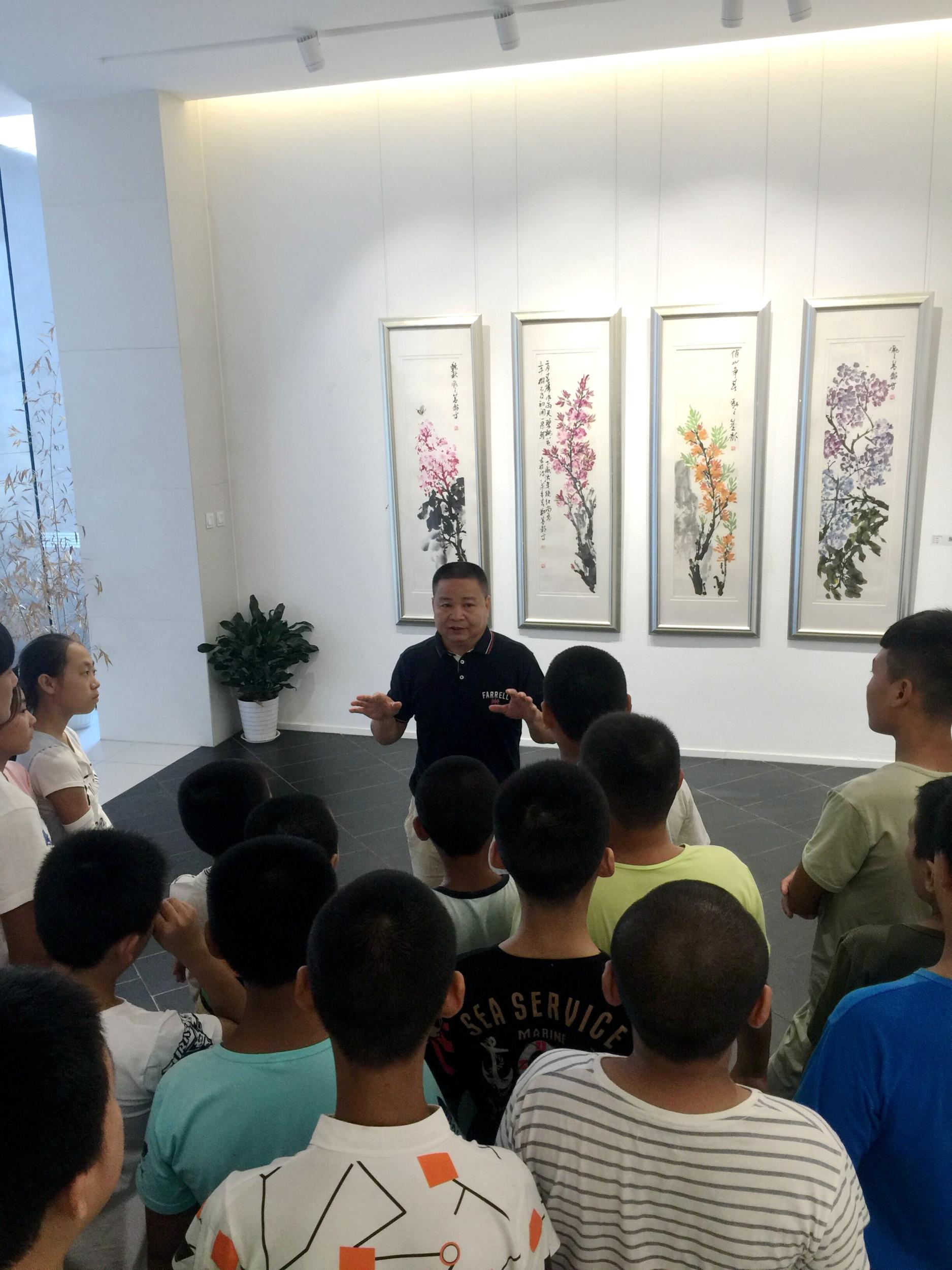 郑盛龙中国画作品展艺术家导览活动在美博举办