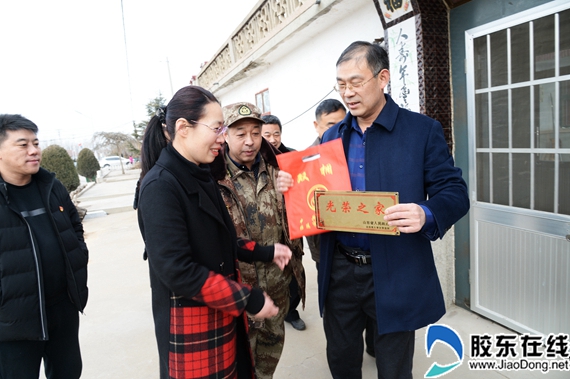 1月31日上午,招遠市玲瓏鎮呂格莊村鑼鼓聲聲響徹大街小巷,玲瓏鎮政府